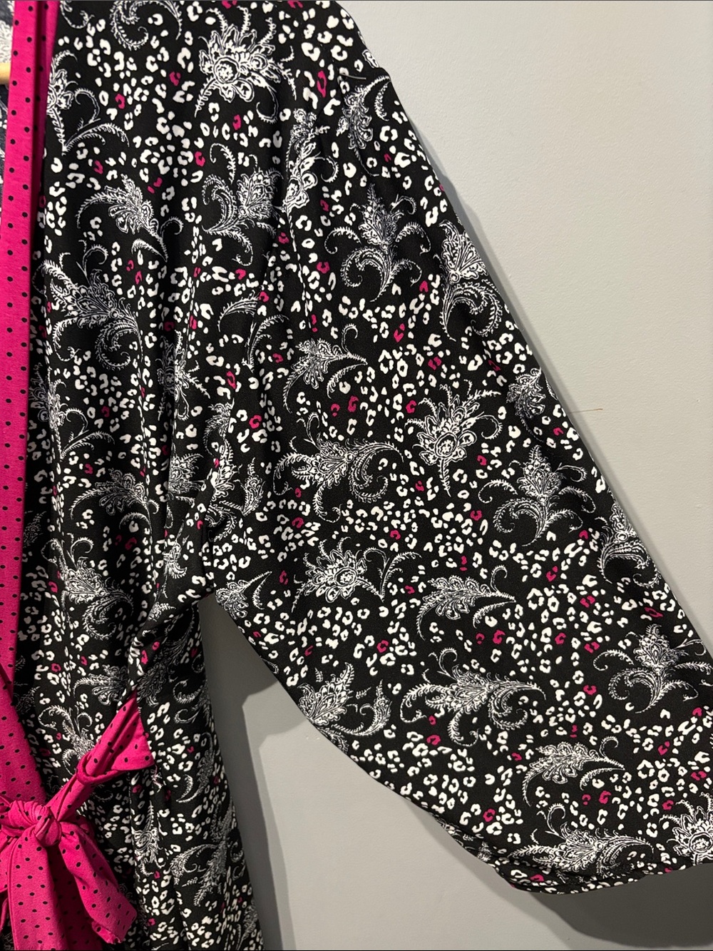 Marilyn Monroe Intimates Black Patterned Robe - Picture 5 of 6